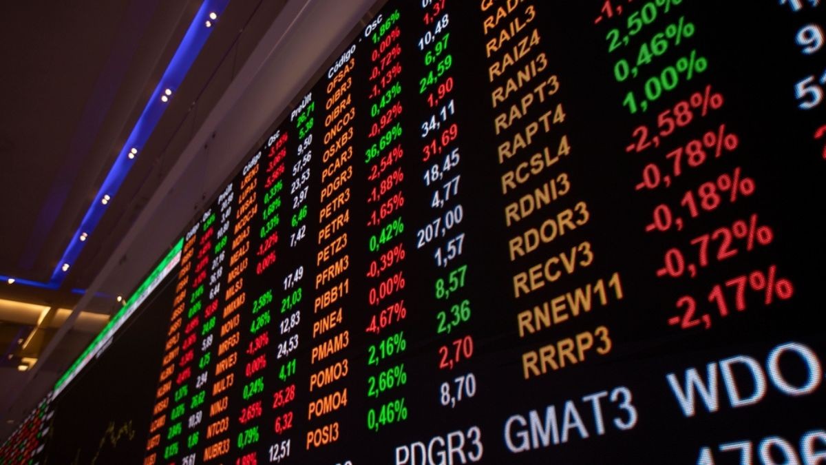 No mercado de câmbio, o dólar à vista subiu 0,33%, encerrando o dia cotado a R$ 5,35 (Imagem: Shutterstock)