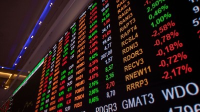 No mercado de câmbio, o dólar à vista subiu 0,33%, encerrando o dia cotado a R$ 5,35 (Imagem: Shutterstock)