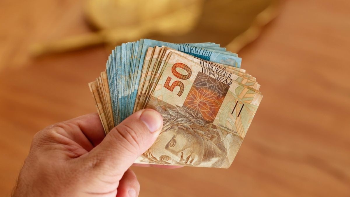 13º é calculado proporcionalmente ao tempo de serviço no ano (Imagem: Shutterstock)