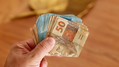 13º é calculado proporcionalmente ao tempo de serviço no ano (Imagem: Shutterstock)