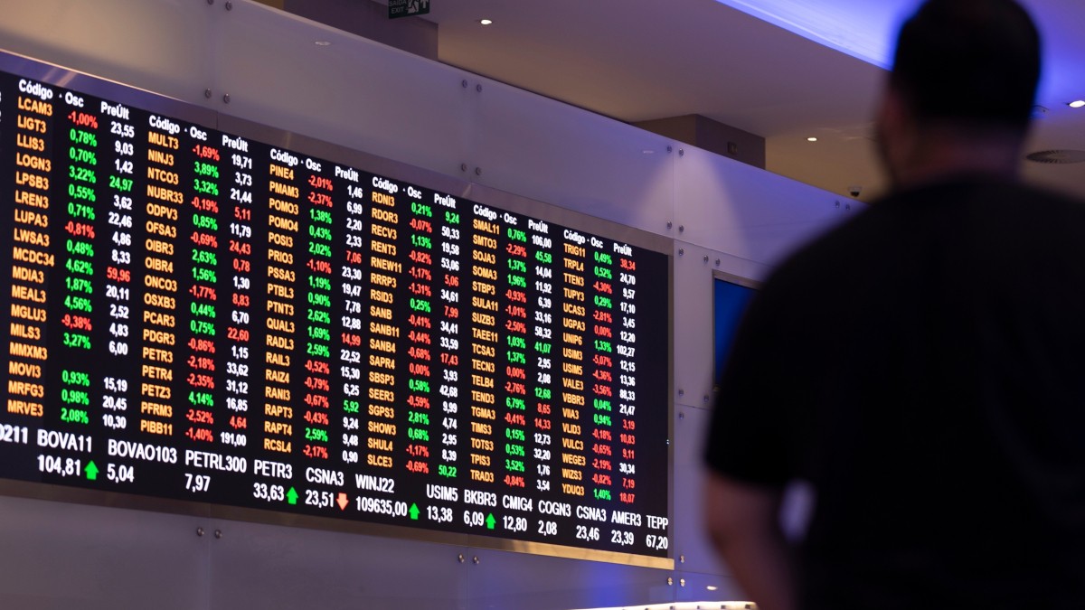 PETR4 frustra com novo plano de investimentos, mas IBOV sobe com demais empresas (Imagem: Shutterstock)