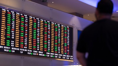 PETR4 frustra com novo plano de investimentos, mas IBOV sobe com demais empresas (Imagem: Shutterstock)