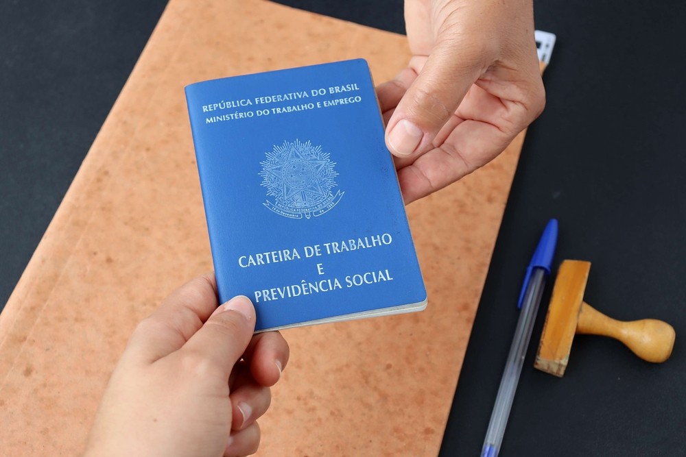 Carteira de trabalho e o documento usado na contratação de profissionais (Imagem: Shutterstock)
