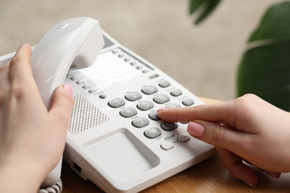 Telefone fixo é instalado em residências e escritórios (Imagem: Shutterstock)