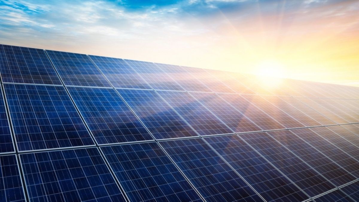 Petrobras já vinha instalando placas solares em suas refinarias e agora mira novos consumidores (Imagem: Shutterstock)