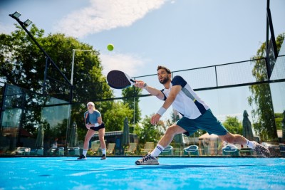 Padel é um esporte que mescla regras do tênis (Imagem: Shutterstock)