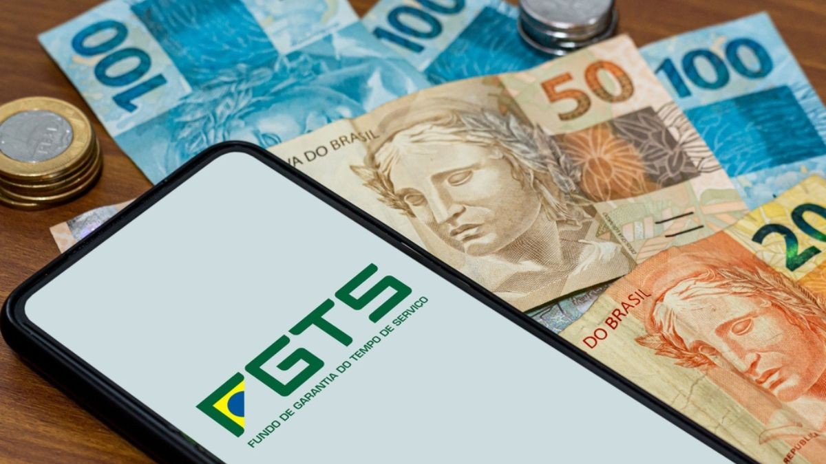 Os trabalhadores com carteira assinada têm direito ao FGTS (Imagem: Shutterstock)