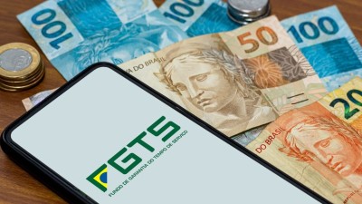 Os trabalhadores com carteira assinada têm direito ao FGTS (Imagem: Shutterstock)