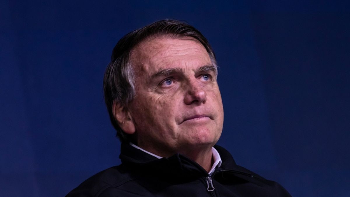 Bolsonaro passou por uma herniorrafia inguinal bilateral, (Imagem: Shutterstock)
