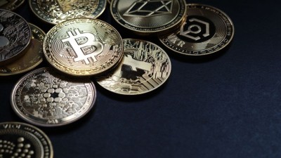 A maior queda ficou  com a criptomoeda OM (Imagem: Shutterstock)