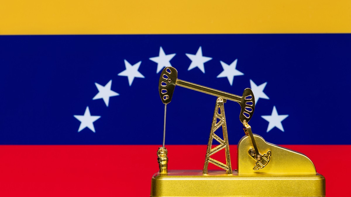 Chevron (CVX) pode disparar produção de petróleo na Venezuela em 2026 (Imagem: Shutterstock)