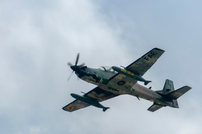 Embraer Super Tucano (A-29) da Força Aérea do Equador em voo militar (Imagem: Shutterstock)