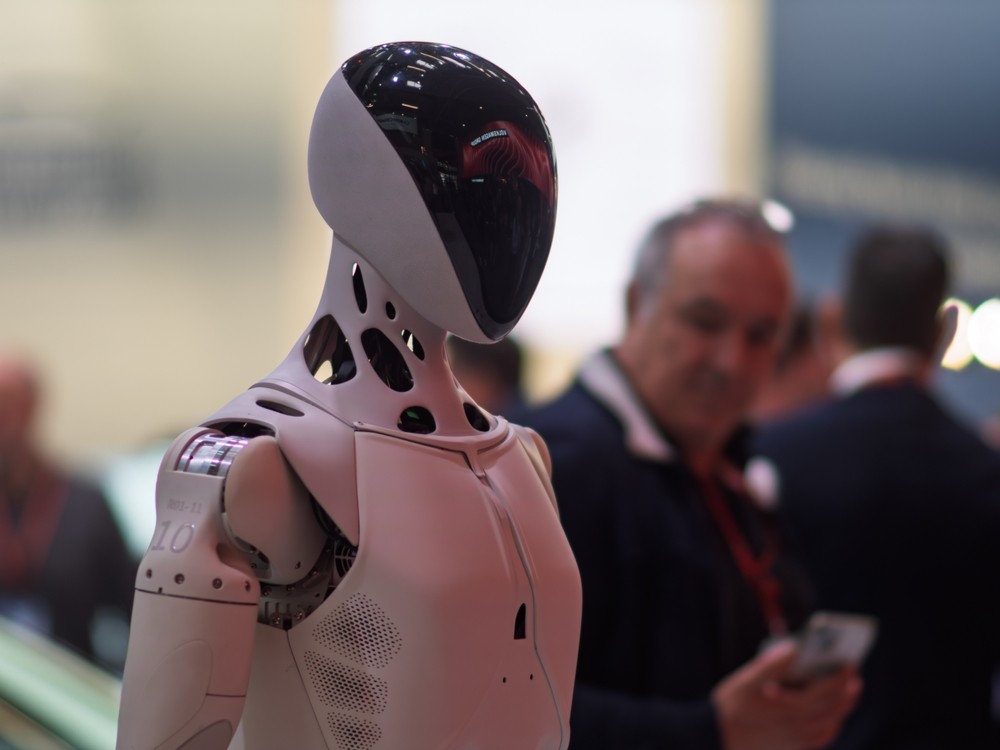 Robôs são cotados para substituir humanos em fábricas (Imagem: Shutterstock)