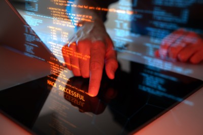 Golpes digitais aproveitam momento de preocupação dos investidores (Imagem: Shutterstock)