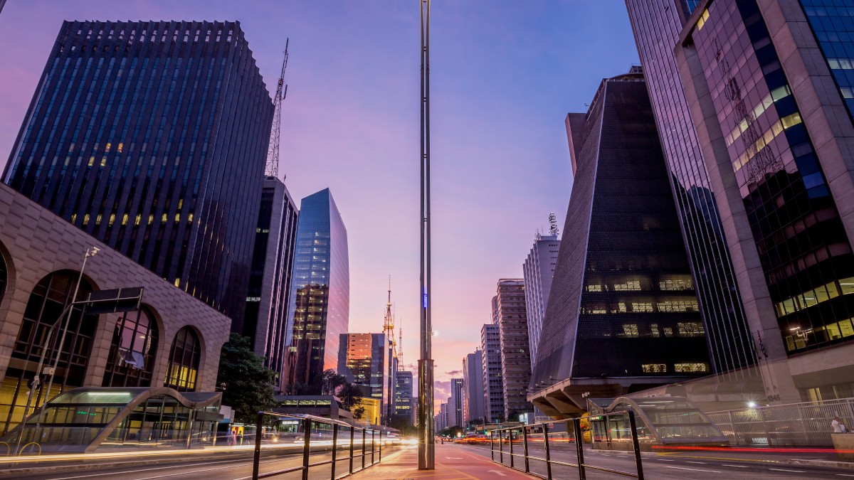 Queda da Selic ajudará FIIs de tijolo a continuar no hype (Imagem: Shutterstock)