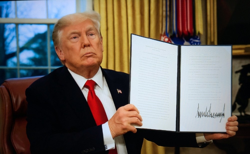 Trump assinou decreto com série de tarifas para outros países (Imagem: Shutterstock)