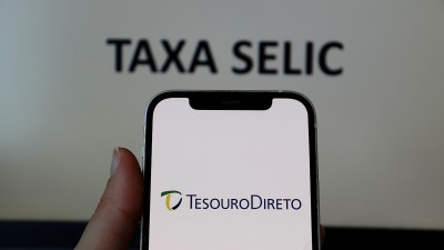 Com menos dinheiro circulando no Tesouro Direto, taxas operam em leve baixa (Imagem: Shutterstock)