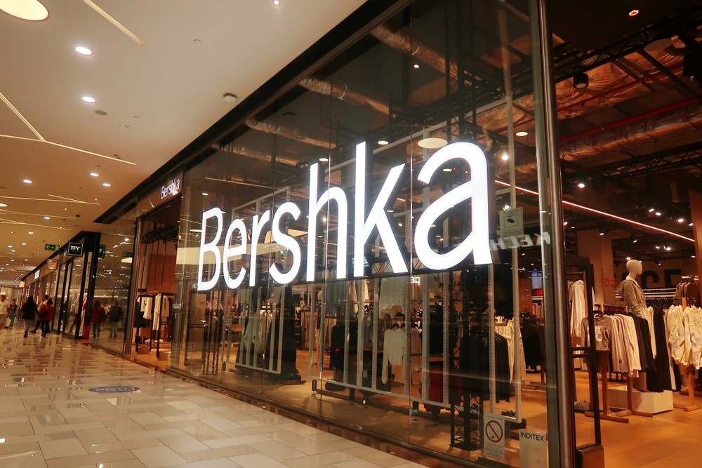 Bershka é uma marca do mesmo grupo da Zara (Imagem: Shutterstock)