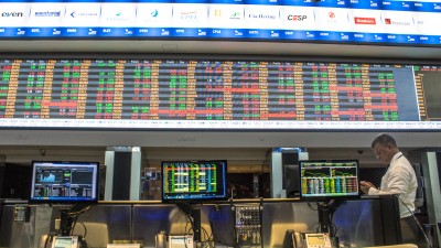 SANB11 subiu mais entre os bancos, enquanto PETR4 e VALE3 também ajudam o IBOV (Imagem: Shutterstock)