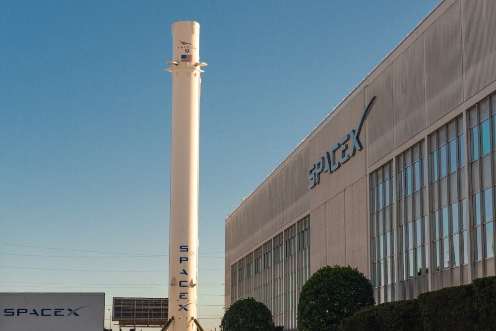 SpaceX tem dezenas de contratos para exploração espacial (Imagem: Shutterstock)