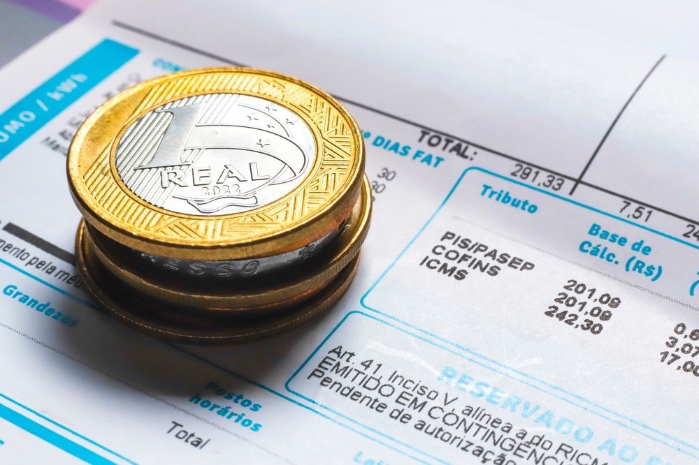 Tarifa de energia é cobrada mensalmente dos usuários ao redor do país (Imagem: Shutterstock)