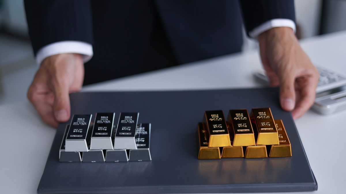 Cotação da prata também se recupera e fica acima dos US$ 80 por onça-troy (Imagem: Shutterstock)