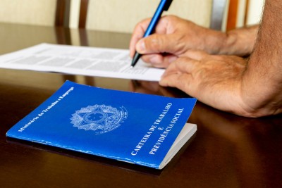 Contratos de trabalho deverão ser adaptados para eventual nova regra (Imagem: Shutterstock)