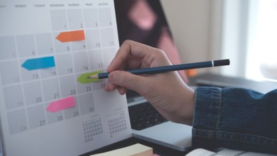 No Brasil, os mercados fecham na segunda (16) e terça-feira (17) por conta do Carnaval (Imagem: Shutterstock)