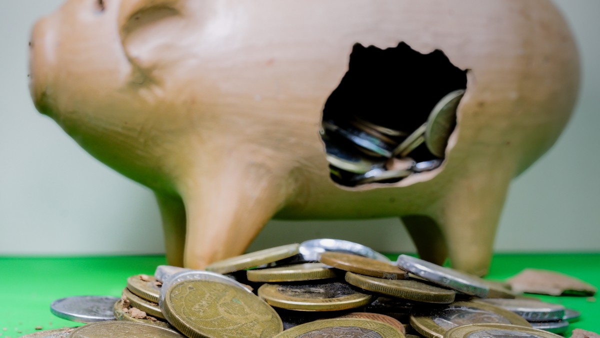 Enquanto a renda fixa minguava, investidores correm para FIIs e ofertas de ações (Imagem: Shutterstock)