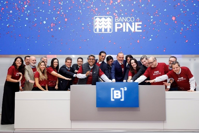 Banco Pine tem quase 20 anos de listagem na bolsa de valores (Imagem: Shutterstock)