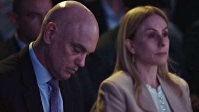 Enquanto a presença do banqueiro é obrigatória, o comparecimento dos magistrados é facultativo (Imagem: Shutterstock)