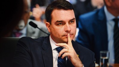 PEC levantada por Flávio Bolsonaro conserva direito à reeleição de governadores e prefeitos (Imagem: Shutterstock)