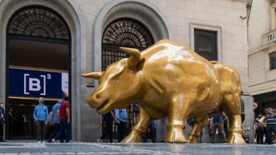 Emissões de renda fixa crescem +16,8% no 4T25, além da forte procura no Tesouro Direto (Imagem: Shutterstock)