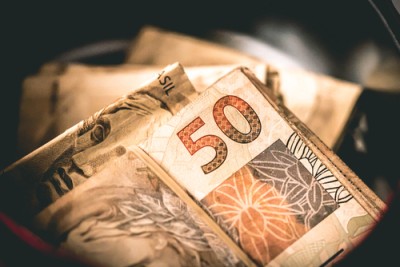 Real brasileiro é uma das moedas que mais se valorizaram em 2026 (Imagem: Shutterstock)