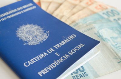 Desemprego continua em uma das menores taxas da série histórica (Imagem: Shutterstock)