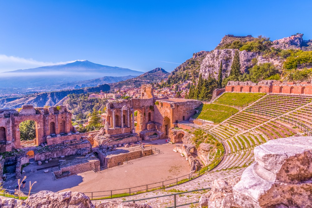 Teatro Antigo de Taormina foi construído há cerca de dois milênios (Imagem: Shutterstock)