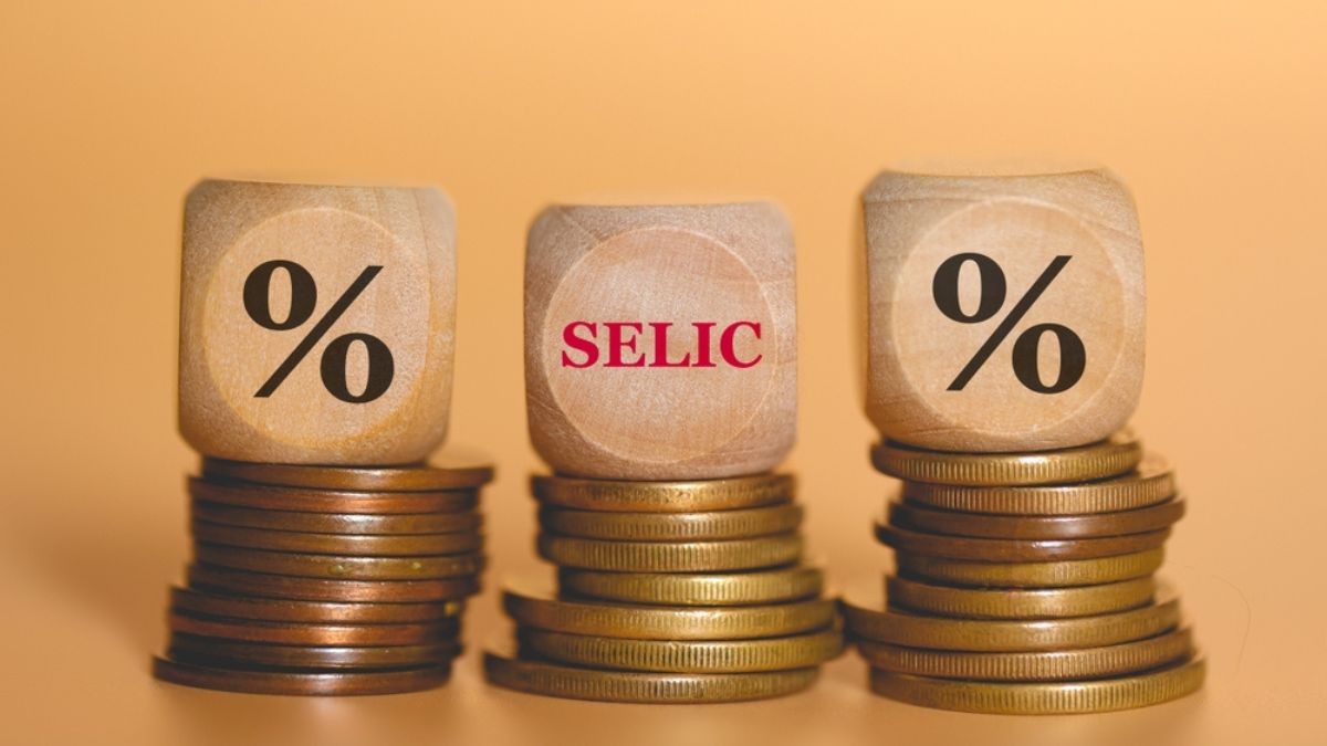 Ao fim dos negócios, a taxa do DI para janeiro de 2027 subiu de 13,50% para 13,67% (Imagem: Shutterstock)