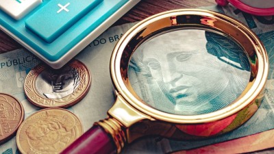 A semana ainda traz números de varejo e serviços, além do Focus (Imagem: Shutterstock)