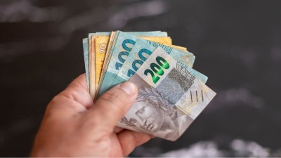 Receita prevê uma restituição média de R$ 125 para os contemplados pelo cashback do IR (Imagem: Shutterstock)