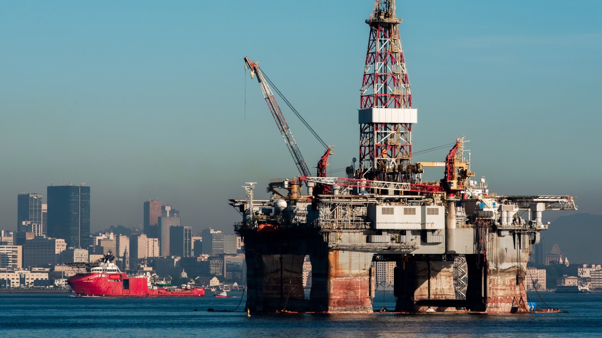 Volatilidade no Oriente Médio segue favorecendo PETR4 e, por tabela, o IBOV (Imagem: Shutterstock)