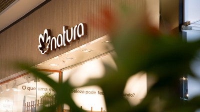 Afinal de contas, NATU3 passa por reorganização societária e vendeu a Avon (Imagem: Shutterstock)