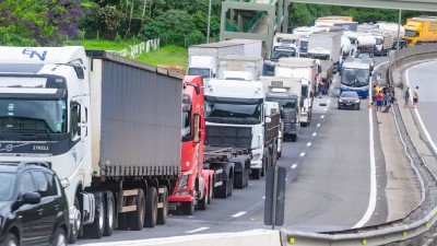 Diesel é o combustível usado para abastecer caminhões, responsáveis por 60% da logística (Imagem: Shutterstock)