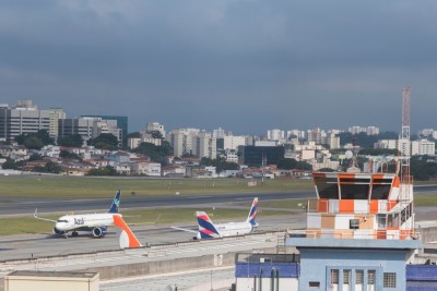 Brasil tem a maior frota de aviões da América do Sul, servindo como hub internacional (Imagem: Shutterstuck)