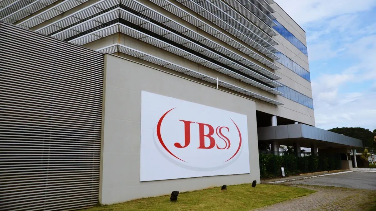 A JBS também confirmou o pagamento de US$ 1 por ação em dividendos (Imagem: Shutterstock)