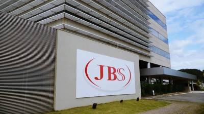 A JBS também confirmou o pagamento de US$ 1 por ação em dividendos (Imagem: Shutterstock)