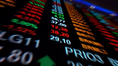 O dólar comercial recuou 0,28%, fechando a R$ 5,24 (Imagem: Shutterstock)