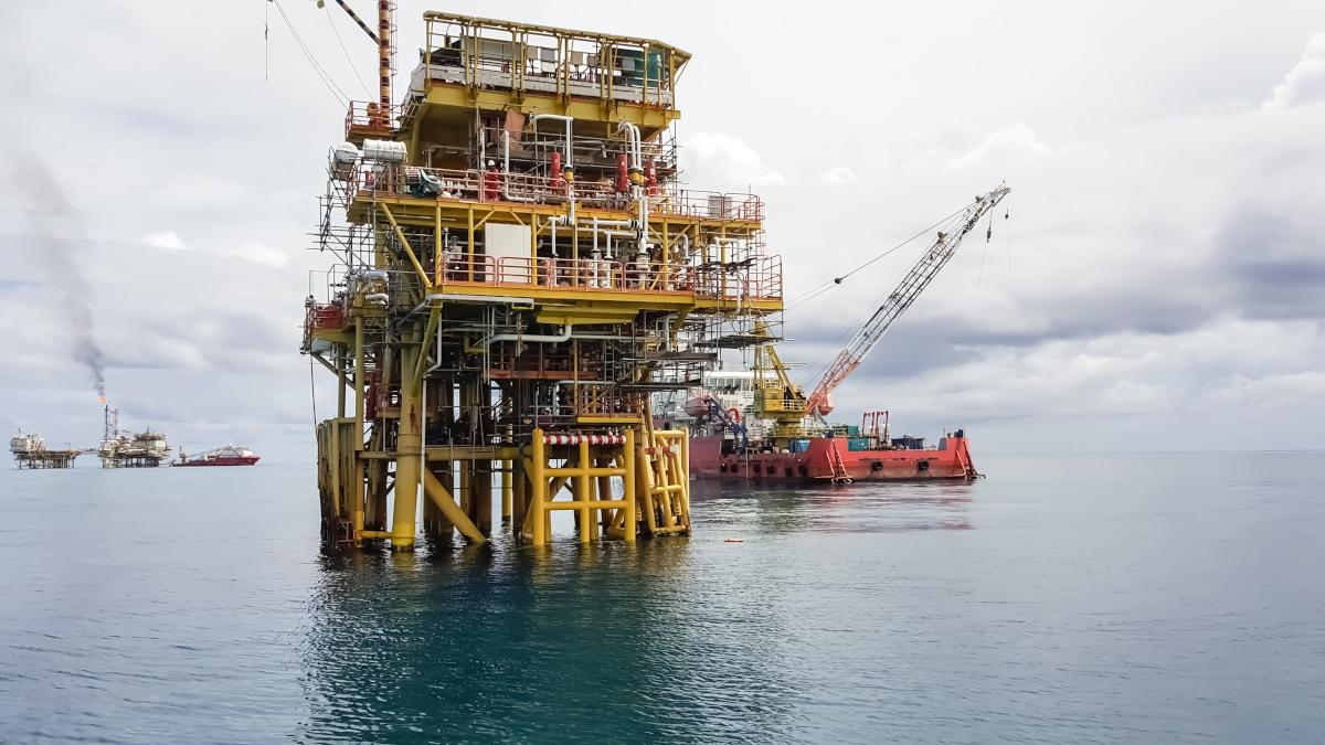 PETR4 mira campos em alto-mar que produzem 55 mil barris de petróleo por dia (Imagem: Shutterstock)