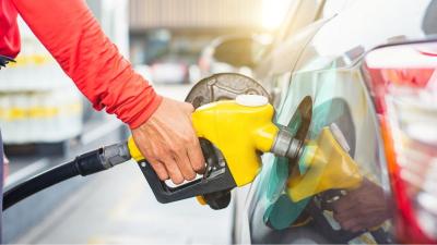 Com a alta do petróleo, a gasolina e o diesel subiram em março (Imagem: Shutterstock)