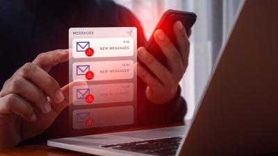 Mensagens fraudulentas chegam por SMS, WhatsApp e e-email (Imagem: Shutterstock)