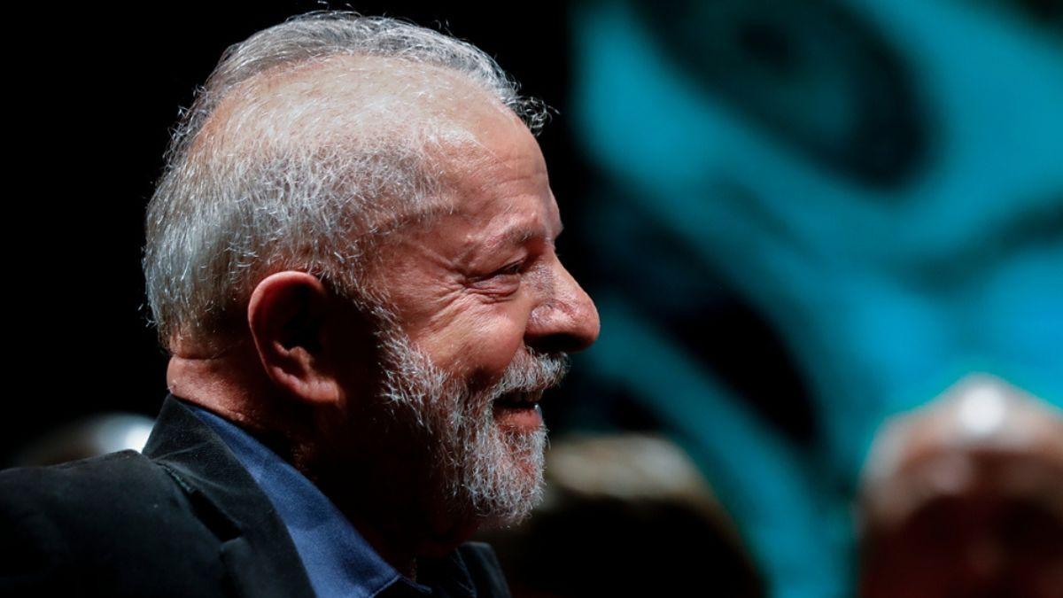 CNT/MDA: Lula lidera a disputa contra Flávio Bolsonaro no 1º e 2º turnos loading=